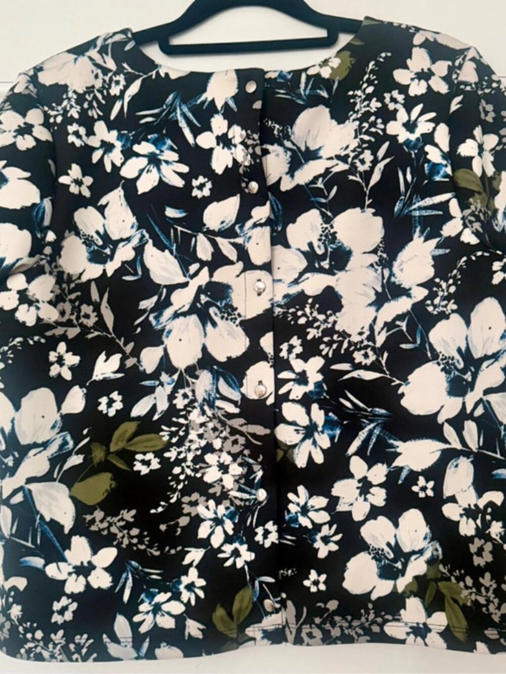 Cute floral boxy structural back buttoned T-shirt from Warehouse - Picture 3 of 14